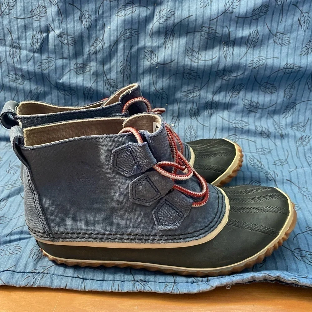 Sorel out and about blue low lace up duck boots 6